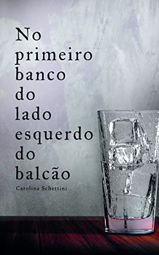 No primeiro banco do lado esquerdo do balcão